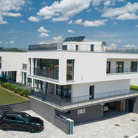 Rooftop House * فوديس